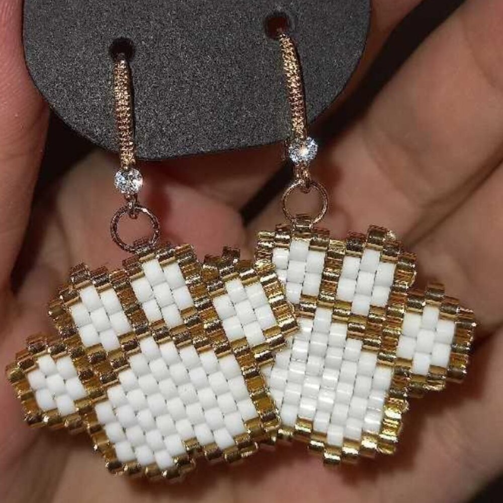 Beaded Paw Print Earrings – 💕 Gift for the pet parents)